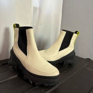 Sorel Cream and Black Chunky Ankle Boots size 6